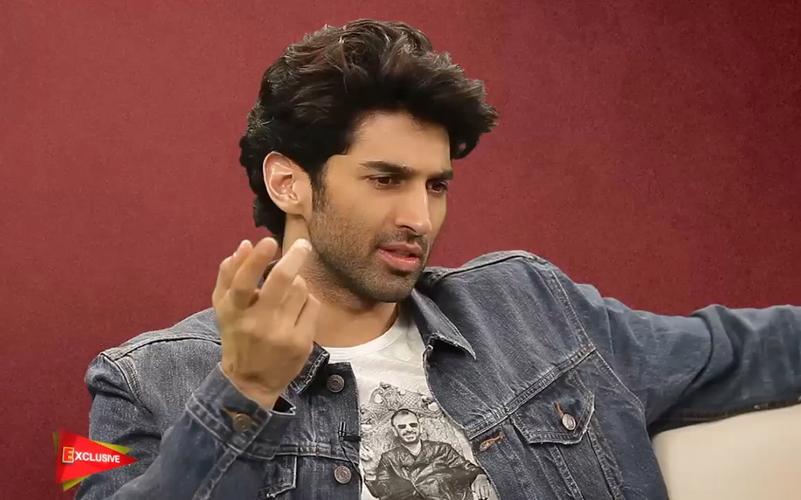 aditya roy kapoor om,Early Life and Background